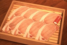 島根県奥出雲の山中で育った銘柄豚「奥出雲ポーク」。
保水性が高くお肉の旨味をご堪能ください。