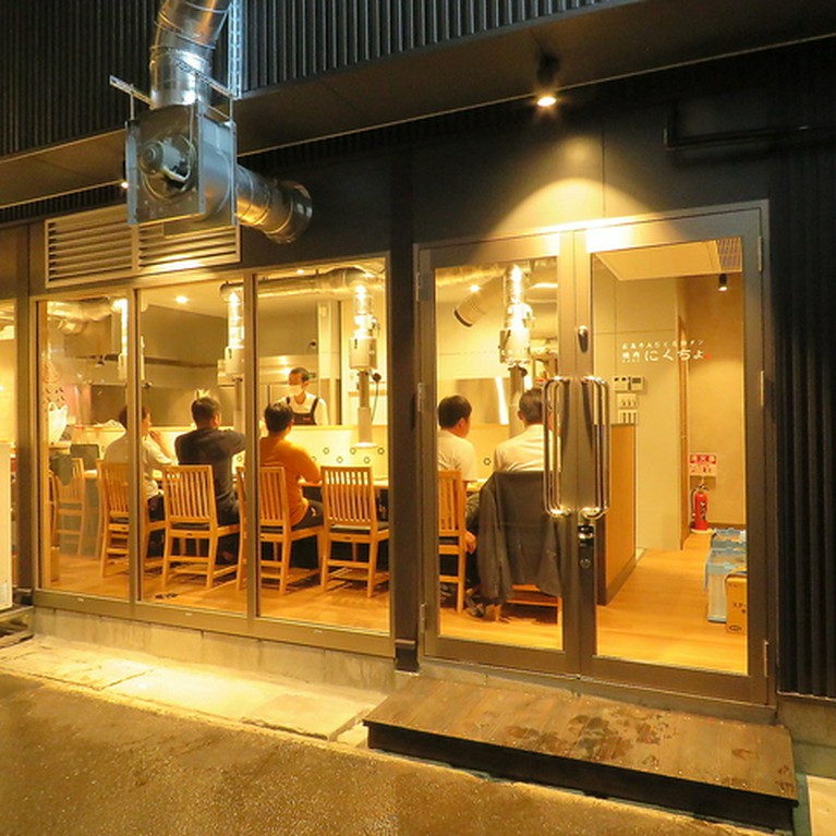 「広島エキニシ」エリアの一角。オシャレでオープンな焼肉店