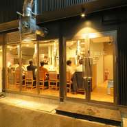 広島駅中央改札南口より歩いて1分ほど、「広島エキニシ」エリアの一角に居を構える、オシャレでオープンな印象の焼肉店。外観からも店内の様子が把握しやすく、女性同士でも足を運びやすい雰囲気のお店です。