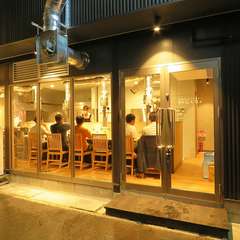 「広島エキニシ」エリアの一角。オシャレでオープンな焼肉店