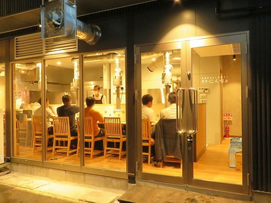 「広島エキニシ」エリアの一角。オシャレでオープンな焼肉店