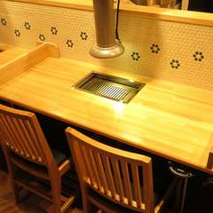 お一人様でプチ贅沢も楽しめる1階カウンター席