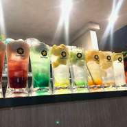 鮮度抜群のお肉を活かした肉寿司、肉刺しをはじめとした肉前菜なども必見。カジュアルながらも良いお肉をしっかり楽しめ、数多くの可愛いサワー達も貴方を待っています！