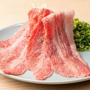 広島県民にとって馴染み深い存在であるコウネ（牛肩バラ肉）。県産の厳選素材であるA5等級「広島牛」で定番を楽しむこちらのメニューは、まず最初にオーダーいただきたい逸品。リーズナブルに贅沢気分を味わえます。