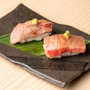 和牛と広島県産のお米で握る肉寿司。赤身と霜降りの2種を用意しています。