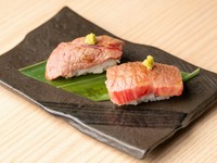 和牛と広島県産のお米で握る肉寿司。赤身と霜降りの2種を用意しています。