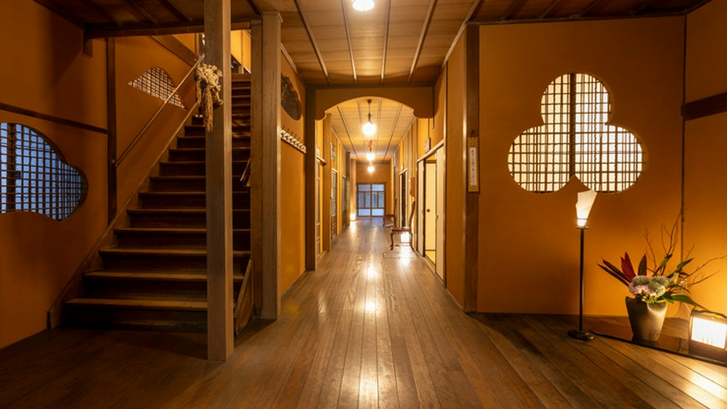 “天空への階段”と名付けられた階段のある、静謐なエントランス