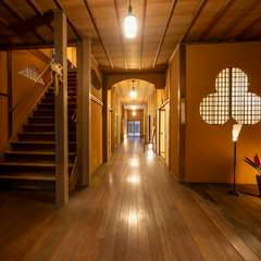 “天空への階段”と名付けられた階段のある、静謐なエントランス