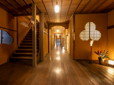 “天空への階段”と名付けられた階段のある、静謐なエントランス