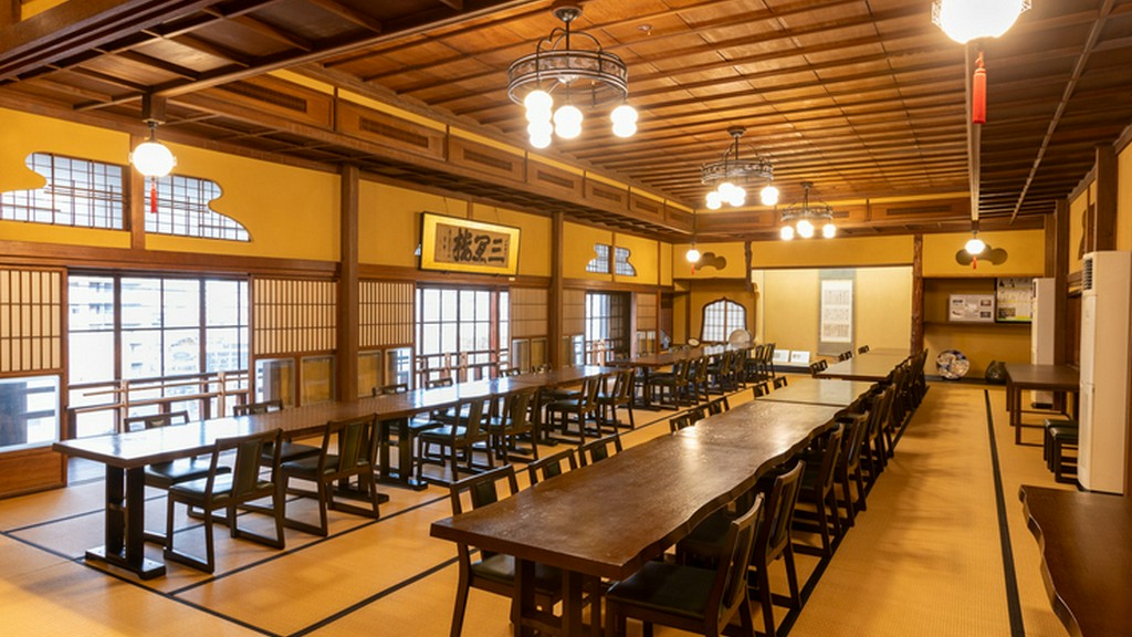 伝統を感じながらも、現代の美的感覚を取り入れた大広間