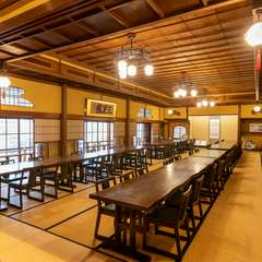 伝統を感じながらも、現代の美的感覚を取り入れた大広間