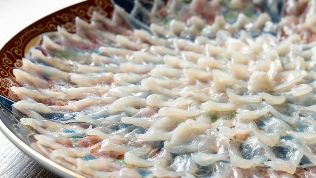 菊の花を思わせる、伝統的な菊盛り。職人の技が光り視覚から楽しめる『ふぐ刺し』