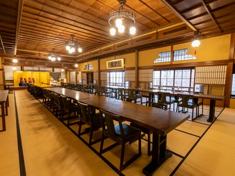 コース料理と共に、それぞれの時間をゆったり楽しめる和室