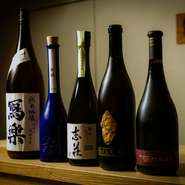 料理との相性を考慮し、クリーン、ナチュラル、ジューシー、エレガンスというニュアンスを感じるお酒を取り揃えます。福島県の宮泉銘醸による『冩楽』は、季節ごとに登場する銘酒はもちろん、料理酒としても愛用。