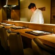 若くしてオーナーシェフとなった努力と才能を存分に感じていただけるカウンター席は、凛とした空間のなかにも藤井氏と女将の肩肘張らない気さくな接客が印象的。記憶に残る穏やかな時間を過ごしていただけます。
