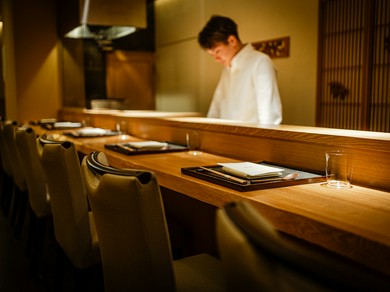 目の前で繰り広げられる一流の職人技と等身大の温かなもてなし