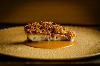 焦がした玉葱と和三盆のキャラメルを合わせたソースによって、豊かな余韻が続く『のどぐろの幽庵焼き』