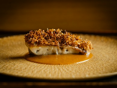 焦がした玉葱と和三盆のキャラメルを合わせたソースによって、豊かな余韻が続く『のどぐろの幽庵焼き』