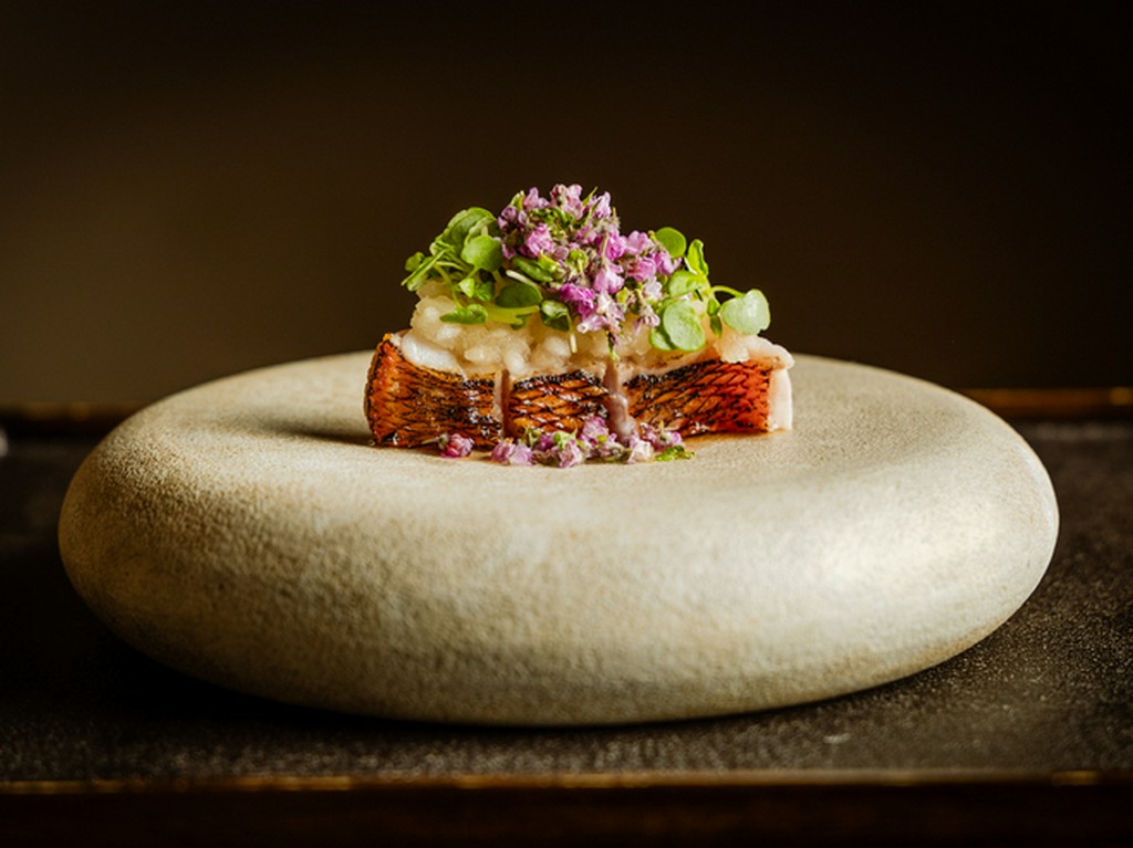 さっぱりとした玉葱と大根おろしに紫蘇の花と葉を添えることで、身の脂や旨みが際立つ『金目鯛のお造り』