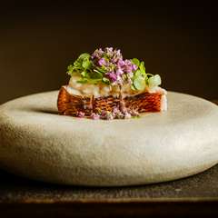 さっぱりとした玉葱と大根おろしに紫蘇の花と葉を添えることで、身の脂や旨みが際立つ『金目鯛のお造り』