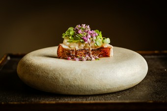 さっぱりとした玉葱と大根おろしに紫蘇の花と葉を添えることで、身の脂や旨みが際立つ『金目鯛のお造り』