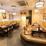 気品を感じさせつつも、落ち着いた雰囲気に纏められた店内は、京都散策を楽しむゲストにも憩いの一時を届けてくれます。くつろぎの和空間で、ゆったりと食と酒に没頭できます。