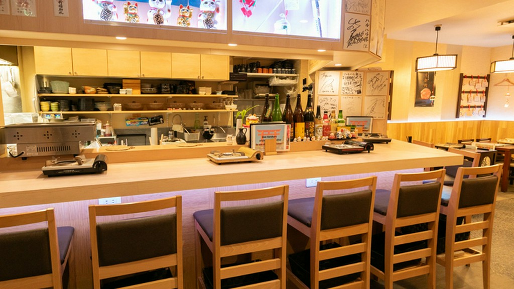 カウンター席で楽しむ、贅沢なお一人様