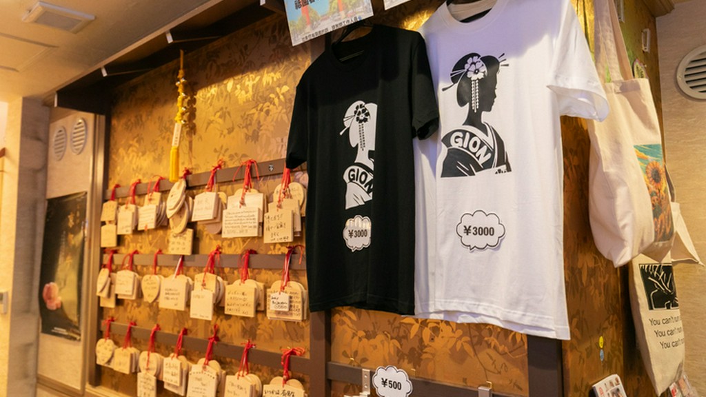 祇園の夜に似合うデートスポット。絵馬でも楽しい思い出作りを