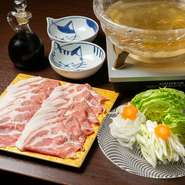 湘南みやじ豚をメインに迎えたしゃぶしゃぶ。強い旨み成分と柔らかな食感、ジューシーでありながらも胃にもたれない澄んだ脂が湘南みやじ豚の特徴。月に約130頭しか出荷されない、希少なブランド豚をぜひ賞味あれ。