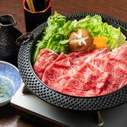 厳格な基準をクリアした京都ブランドの黒毛和種、京都和牛をメインに楽しむすき焼き。自家製の割り下が、京都和牛の持つ繊細な味わいと品のある舌触りをより一層際立たせてくれます。