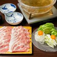 和牛は神戸牛・京都和牛を、豚は湘南みやじ豚を用意。湘南みやじ豚は京都エリアでも取り扱っている唯一の店舗とのこと。特注天然水晶鍋でいただくしゃぶしゃぶなど、楽しみ方にもお店のこだわりが伺えます。