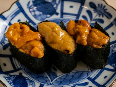 雲丹三貫を同時に満喫できる『ウニパラダイス（雲丹食べ比べ）』