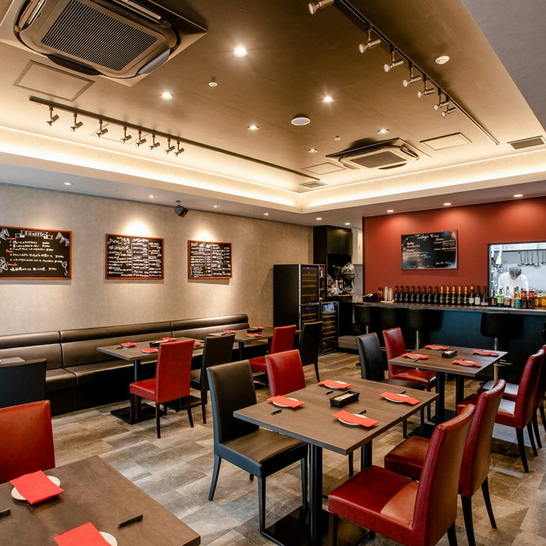 スタイリッシュでモダン、落ち着いた雰囲気で食事を