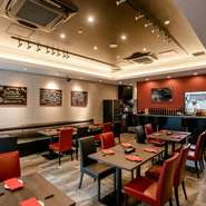 印象的な大理石風の壁がスタイリッシュな雰囲気です。店名の「ROSSO」はイタリア語で「赤」。それにちなみ赤と黒を基調にしたモダンなスタイルで食事のひとときを演出します。