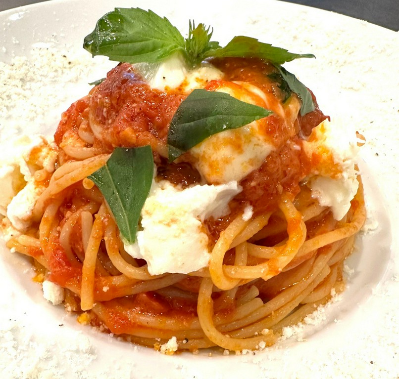 自家製トマトソースが好評『モッツァレラチーズとバジルのトマトソース　スパゲッティ』
