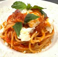 自家製トマトソースが好評『モッツァレラチーズとバジルのトマトソース　スパゲッティ』