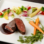 肉の旨みを存分に味わう『牛ハラミ肉のステーキ　赤ワインソース』