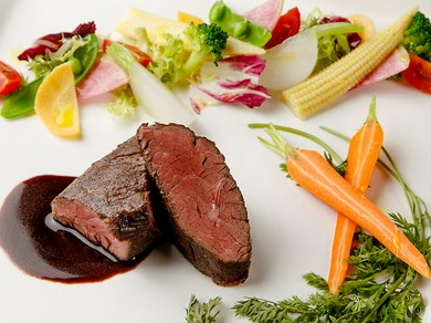 肉の旨みを存分に味わう『牛ハラミ肉のステーキ　赤ワインソース』