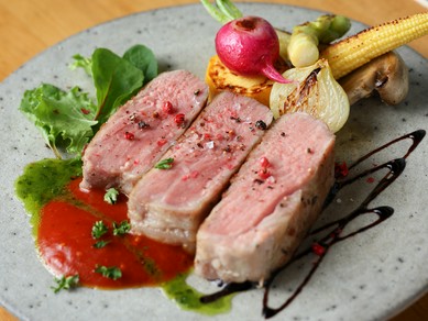 柔らかさと奥深い旨みに驚く『ガリシア栗豚のローストポーク』