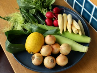 地元産の季節野菜、無農薬栽培の柑橘、上質な肉＆魚が揃う