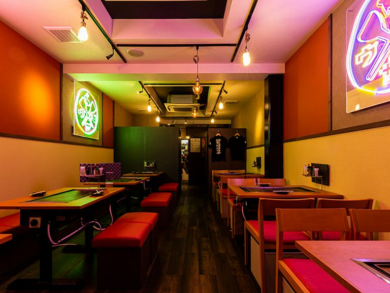 ネオンが光るSNS映えするオシャレな店内♪