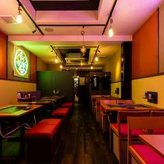 ネオンが光るSNS映えするオシャレな店内♪
