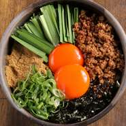 オリジナル創作もんじゃ。麺・台湾ミンチ・ニラ・卵・ねぎを混ぜ合わせた一品。台湾つけ麺に近づけるため、ピリ辛の台湾ミンチを贅沢に入れています！もんじゃにすることで一味違う台湾つけ麺をお楽しみください。