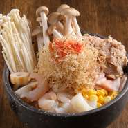 【ウサギ】オリジナルのもんじゃベースに豚・えび・イカ・キノコ・ちくわ・ツナを混ぜ合わせました。具沢山の当店No.1もんじゃ焼きです！食べ応え◎