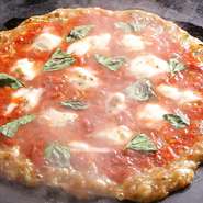 オリジナル創作もんじゃ！おかずではなくメインとして楽しめるライスもんじゃです。トマト・バジル・モッツァレラチーズ・米を使用。味はもちろん、見た目もマルゲリータそのもの！