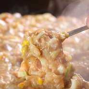 当店のもんじゃ焼きはラインナップ豊富。定番の『明太子もちチーズ』や当店オリジナルの『デミハンバーグもんじゃ』などの変わり種をご用意しております。また、トッピングを選んで自分好みのもんじゃ焼きが作れるオリジナルもんじゃも！ジュージュー焼いて、アツアツのうちにお召し上がりください♪