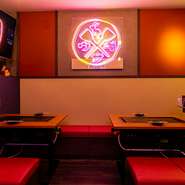 店内は落ち着きがありながらもアットホームで居心地がいい空間。お席は広々とお使いいただけるテーブル席をご用意しております。また、プライベート感抜群の半個室も！周囲の視線を気にせずリラックスして過ごせます。また、最大30名様まで宴会対応OK！普段のお食事はもちろん、各種ご宴会など、様々な場面に◎お気軽にお越しください。