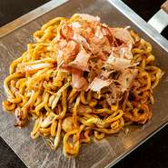 もんじゃだけではなく、鉄板焼きメニューも様々！絶妙な焼き加減で仕上げる逸品をご提供します。中でもこだわりの麺を使用した『焼きそば』はやみつき間違いなし！特製のソースが麺や具材と絶妙に絡み合い、旨味が溢れ出します。その他、ホタテホイル焼きやとん平焼きなど盛り沢山。料理と合うビールや焼酎など、お酒も色々ありますよ。食べて飲んで、お腹いっぱいお楽しみください！