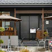 日曜日ランチライムは事前予約なしでも利用可能。店外にはテラス席もあり、天気の良い日にはテラスでのランチも楽しめます。テラス席のみ愛犬同伴可のため、休日のちょっとした贅沢としてもオススメです。