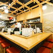 L字型のカウンター席は、職人の華麗な技を見るだけではなく、軽快な会話も楽しめる特別な空間です。お一人様でも気軽に利用でき、居心地の良さが魅力。